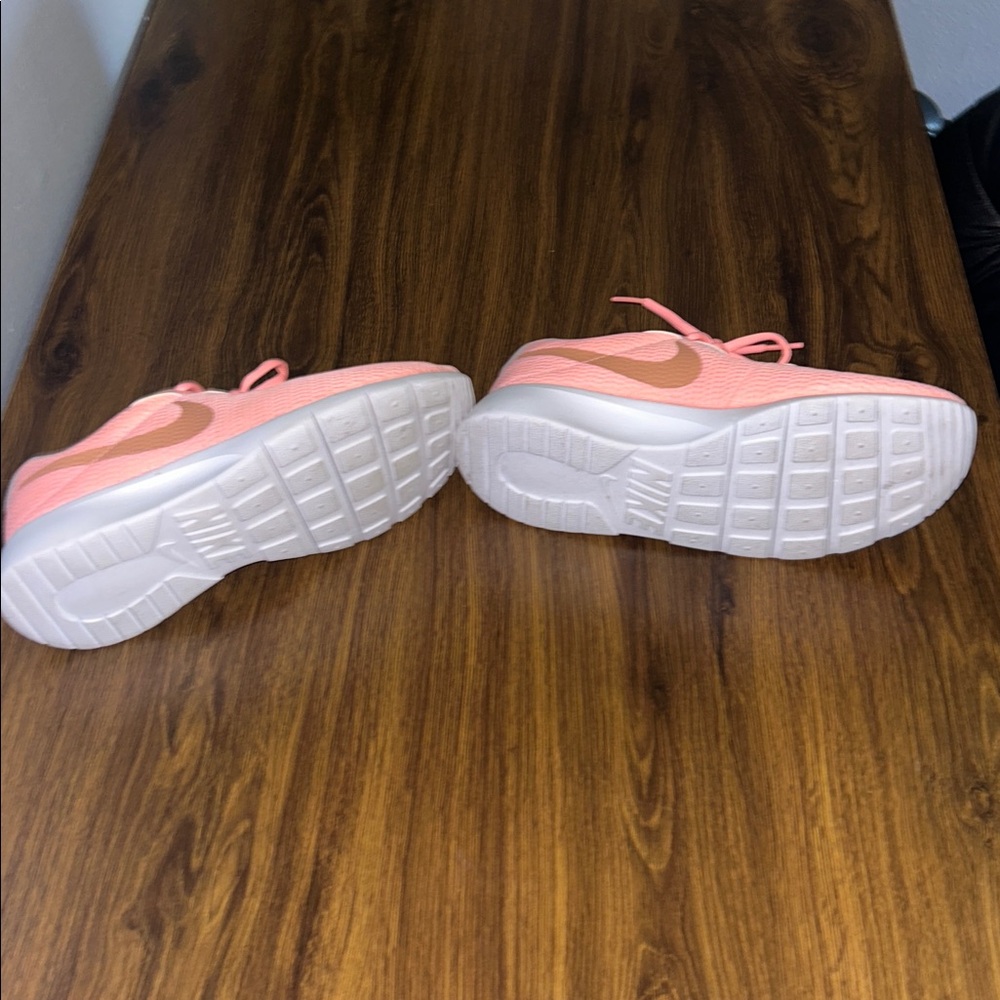 Nike Tanjun Coral Sneakers - Picture 3 of 3